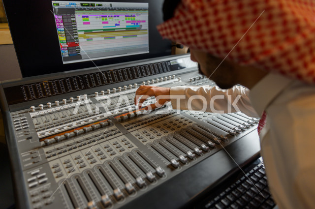 شاب سعودي يعمل كمرسال خارج الاستديو ،يعالج الاصوات المسجلة داخل الاستديو عن طريق برمجيات صوتية من خلال جهاز الحاسوب المخصص ، استديو تسجيل صوتي ، بث مباشر ، فريق الاعداد ، الاذاعة الصوتية ، نشرات اخبارية