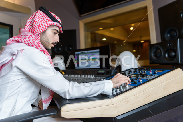 شاب سعودي يعمل كمرسال خارج الاستديو ،يعالج الاصوات المسجلة داخل الاستديو عن طريق برمجيات صوتية من خلال جهاز الحاسوب المخصص ، استديو تسجيل صوتي ، بث مباشر ، فريق الاعداد ، الاذاعة الصوتية ، نشرات اخبارية