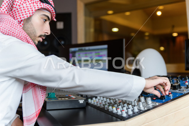 شاب سعودي يعمل كمرسال خارج الاستديو ،يعالج الاصوات المسجلة داخل الاستديو عن طريق برمجيات صوتية من خلال جهاز الحاسوب المخصص ، استديو تسجيل صوتي ، بث مباشر ، فريق الاعداد ، الاذاعة الصوتية ، نشرات اخبارية