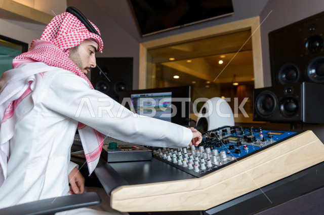 شاب سعودي يعمل كمرسال خارج الاستديو ،يعالج الاصوات المسجلة داخل الاستديو عن طريق برمجيات صوتية من خلال جهاز الحاسوب المخصص ، استديو تسجيل صوتي ، بث مباشر ، فريق الاعداد ، الاذاعة الصوتية ، نشرات اخبارية