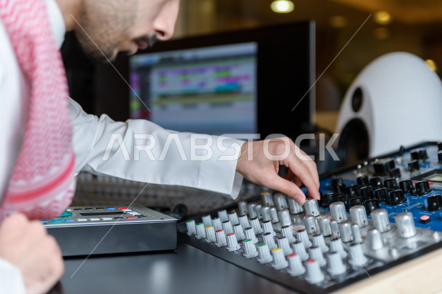 شاب سعودي يعمل كمرسال خارج الاستديو ،يعالج الاصوات المسجلة داخل الاستديو عن طريق برمجيات صوتية من خلال جهاز الحاسوب المخصص ، استديو تسجيل صوتي ، بث مباشر ، فريق الاعداد ، الاذاعة الصوتية ، نشرات اخبارية