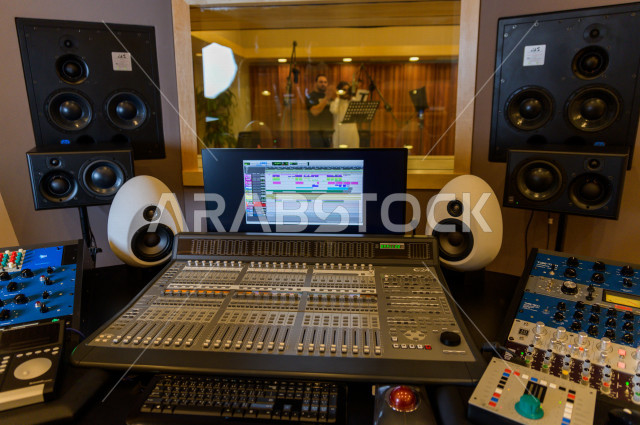 غرفة مخصصة  خارج الاستديو ،يتم فيها معالجة الاصوات المسجلة داخل الاستديو عن طريق برمجيات صوتية من خلال جهاز الحاسوب المخصص ، استديو تسجيل صوتي ، بث مباشر ، فريق الاعداد ، الاذاعة الصوتية ، نشرات اخبارية
