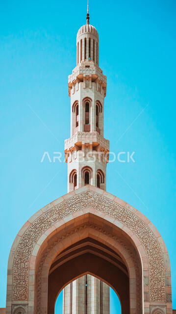 الهندسة المعمارية الفنية بالطراز الإسلامي، نداء المسلمين للصلاة والعبادة والتقرب الى الله، صورة مقربة لمئذنة جامع السلطان قابوس الأكبر في مدينة نزوى في سلطنة عمان, معالم إسلامية مشهورة. أماكن السياحة الدينية في مدينة مسقط