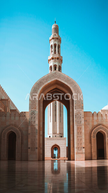 الهندسة المعمارية الفنية بالطراز الإسلامي، نداء المسلمين للصلاة والعبادة والتقرب الى الله، جامع السلطان قابوس الأكبر في مدينة نزوى في سلطنة عمان, معالم إسلامية مشهورة. أماكن السياحة الدينية في مدينة مسقط