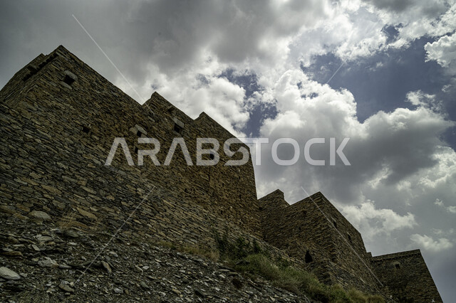 الآثار التاريخية القديمة في القرى الجبلية, التصميم المعماري القديم لمباني قرية ذي العين الرخامية في منطقة الباحة, تجديد الأماكن التراثية لجذب السياح من شتى أنحاء العالم, معالم سياحية مشهورة, البناء المشيد من الأحجار وجذوع أشجار السدر, الاجواء الضبابية الغائمة