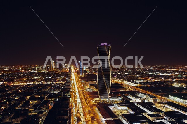 الاستمتاع بالمناظر الليلية الهادئة, برج المجدول في أفق مدينة الرياض السياحية الترفيهية في وقت الليل, التطور العمراني لأبراج وناطحات السحاب في المملكة العربية السعودية, المباني والمنشآت المضاءة لعاصمة الترفيه والتسليه, أماكن ومعالم السياحة