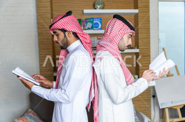 شابان سعوديان مثقفان يقضيان وقتهما في المكتبة و يقرأن الكتب ، قراءه كتب ،  الدراسة في المكتبة