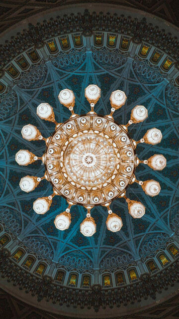 Artistic architecture in the Islamic style, a call to Muslims to pray, worship, and draw closer to God, a close-up of the largest star in the world in the Sultan Qaboos Grand Mosque in the city of Nizwa in the Sultanate of Oman, famous Islamic landmarks, religious tourism places in the city of Muscat