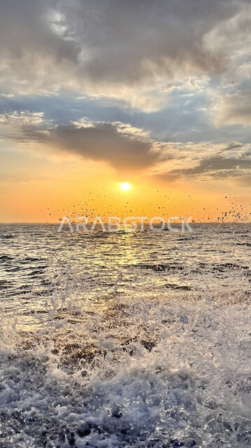 الاستمتاع بالمناظر الطبيعية الهادئة, تأمل أمواج البحر وقضاء وقت ممتع في شواطئ البحر الأحمر, الواجهة البحرية في المملكة العربية السعودية عند شروق الشمس, أماكن ومعالم السياحة المشهورة في مدينة جدة الساحلية, السماء الملبدة الغيوم والسحب