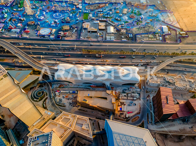  خط وسائل النقل والمواصلات، وزارة النقل والخدمات اللوجستية، معالم محطة مركز الملك عبدالله المالي إحدى أكبر محطات قطار الرياض في المملكة العربية السعودية أثناء شروق الشمس، العمود الفقري لنظام النقل العام في الرياض.