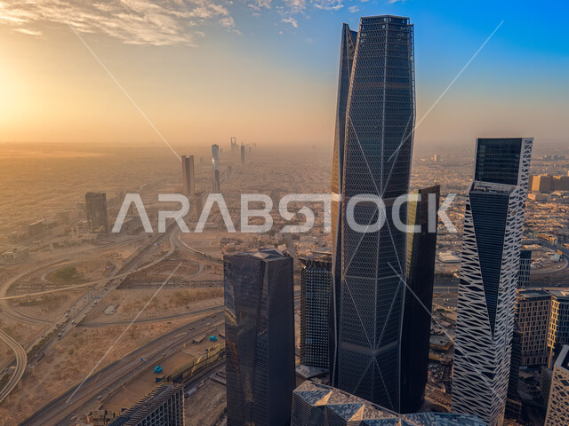 الفن الهندسي المعماري للأبراج وناطحات السحاب الاقتصادية في المملكة العربية السعودية، صورة علوية لأبراج مركز الملك عبد الله المالي (كافد) في مدينة الرياض في وضح النهار، معالم الرياض الاقتصادية المشهورة.