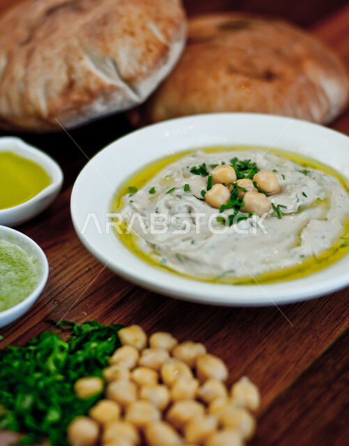 وجبة الافطار في المطاعم السعودية, طبق سلطة الحمص مزين بحبوب الحمص والبقدونس، وصفات طعام شعبية، مطاعم للمأكولات الشرقية، أطباق مقبلات باردة 