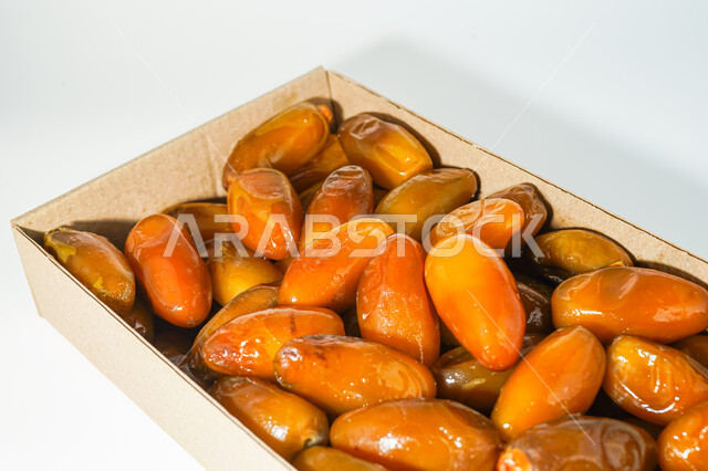  بلح اصفر طازج من تمور السعودية, حصاد النخيل في مزارع المملكه, رطب ملكي فاخر، خلفية بيضاء