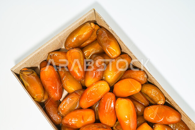  بلح اصفر طازج من تمور السعودية, حصاد النخيل في مزارع المملكه, رطب ملكي فاخر، خلفية بيضاء