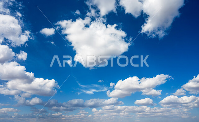 موسم الشتاء والأجواء الغائمة, منظر طبيعي للسماء الملبدة بالسحب والغيوم القطنية, الاستمتاع بالطبيعة في المملكة العربية السعودية في وقت النهار