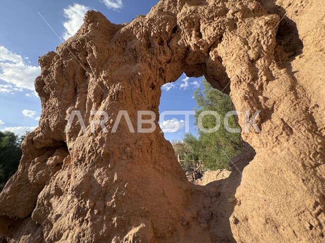 التكوينات الصخرية للطبيعه الصحراوية, المناظر الطبيعية في محافظة العلا القديمة, معالم سياحية مشهورة في المملكة العربية السعودية, الاشجار والنباتات الخضراء في القمم والمرتفعات الجبلية