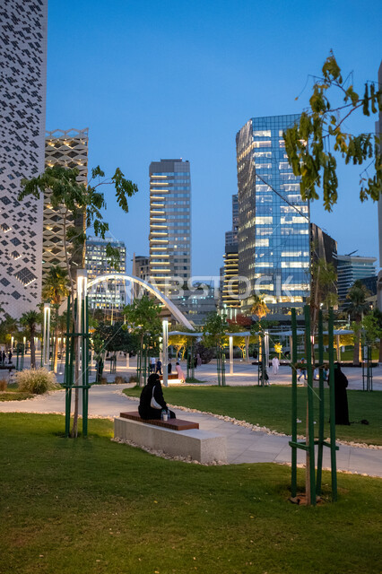 قضاء وقت ممتع في مركز الملك عبدالله المالي في مدينة الرياض, الفن الهندسي المعماري للمباني وناطحات السحاب في السعودية, معالم سياحية مشهورة, التطور والعمران لبناء الأبراج المالية والاقتصادية كافد, الاهتمام بمناطق السياحة لجذب الزوار من شتى انحاء العالم