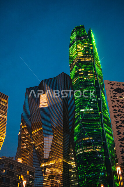 تنمية وتطور العمران في مدينة الرياض, صورة مقربة للأبراج المالية والمنشآت الاقتصادية المضاءة في وقت الليل, مركز الملك عبدالله المالي كافد في المملكة العربية السعودية, معالم سياحية مشهورة, الفن الهندسي على الطراز المعماري الحديث والمتطور