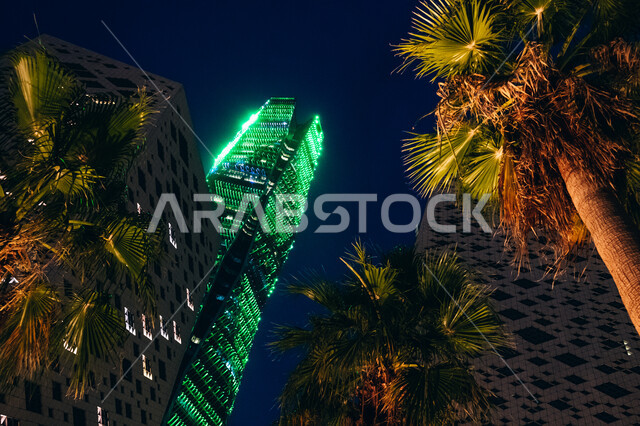 تطور وتنمية العمران في مدينة الرياض, صورة مقربة للأبراج المالية والمنشآت الاقتصادية المضاءة في وقت الليل, مركز الملك عبدالله المالي كافد في المملكة العربية السعودية, معالم سياحية مشهورة, الفن الهندسي على الطراز المعماري الحديث والمتطور