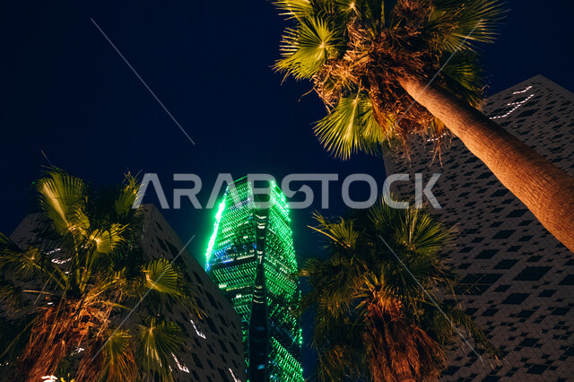 تطور وتنمية العمران في مدينة الرياض, صورة مقربة للأبراج المالية والمنشآت الاقتصادية المضاءة في وقت الليل, مركز الملك عبدالله المالي كافد في المملكة العربية السعودية, معالم سياحية مشهورة, الفن الهندسي على الطراز المعماري الحديث والمتطور