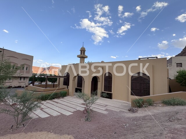 المساجد المبنية على الطراز المعماري القديم, نداء المسلمين لأداء الفرائض والصلوات, معالم وأماكن اسلامية مقدسة في محافظة العلا المشهورة, المباني الطينية والاثار التاريخيه القديمة, الأشجار والنباتات الخضراء