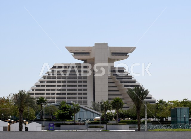 معالم سياحية وترفيهية مشهورة, الفن الهندسي المعماري لفندق شيراتون الدوحة في مدينة قطر, المباني والأبراج والمنشآت المطلة على كورنيش المدينة الحديثة, أماكن ومناطق الجذب السياحي في الدوحة, الاشجار والنباتات الخضراء في حديقة الشيراتون.