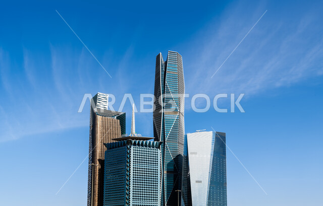 الوجهة المثالية للمال والأعمال بمعايير عالمية، فنون وتصاميم هندسية معمارية مميزة للأبراج الاقتصادية وناطحات السحاب، الشركات الراقية الرائدة في الخدمات المصرفية والتكنولوجيا المالية، صورة مقربة لمركز الملك عبد الله المالي (كافد) في الرياض، معالم الرياض المشهورة.