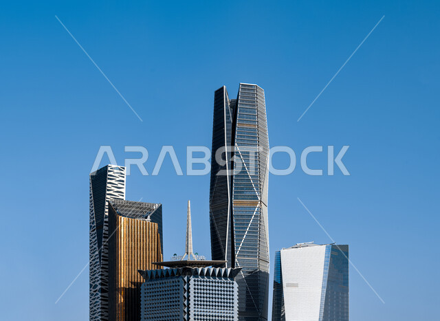 الوجهة المثالية للمال والأعمال بمعايير عالمية، فنون وتصاميم هندسية معمارية مميزة للأبراج الاقتصادية وناطحات السحاب، الشركات الراقية الرائدة في الخدمات المصرفية والتكنولوجيا المالية، صورة مقربة لمركز الملك عبد الله المالي (كافد) في الرياض، معالم الرياض المشهورة.