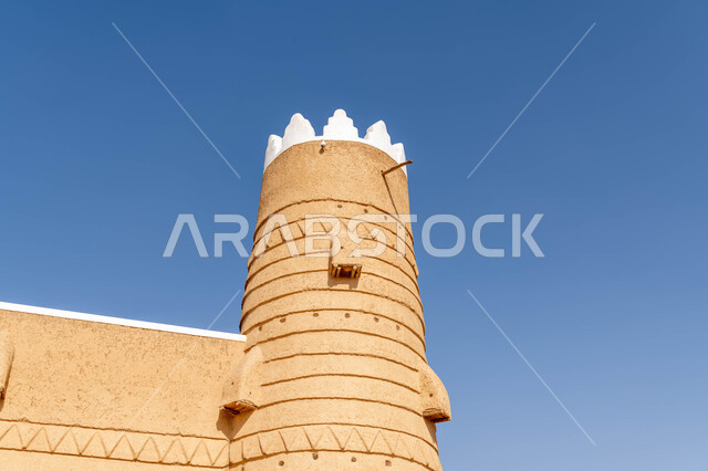 الإرث التاريخي الحضاري القديم، صورة مقربة لقصر المصمك التاريخي في مدينة الرياض في المملكة العربية السعودية، الهندسة المعمارية والمباني الطينية القديمة من التراث السعودي، أماكن ومعالم أثرية سياحية