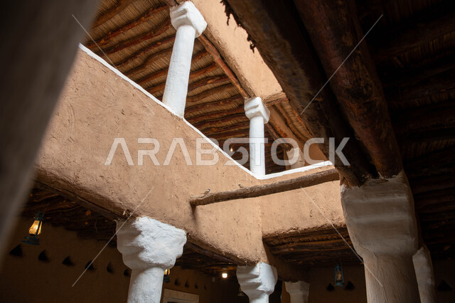 الهندسة المعمارية على الطراز الطيني القديم، صورة من داخل متحف تاريخي في مدينة الرياض في المملكة العربية السعودية, أماكن ومعالم أثرية سياحية مشهورة