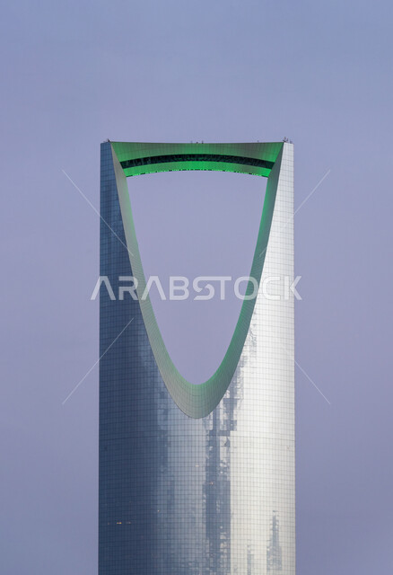  أماكن ومعالم السياحة المشهورة, الفن الهندسي المعماري للمنشآت وناطحات السحاب في مدينة الرياض, صورة مقربة لمبنى برج المملكة المضاء باللون الأخضر في وقت النهار بالسعودية, العمل على تنمية وتطور الأبراج والمباني