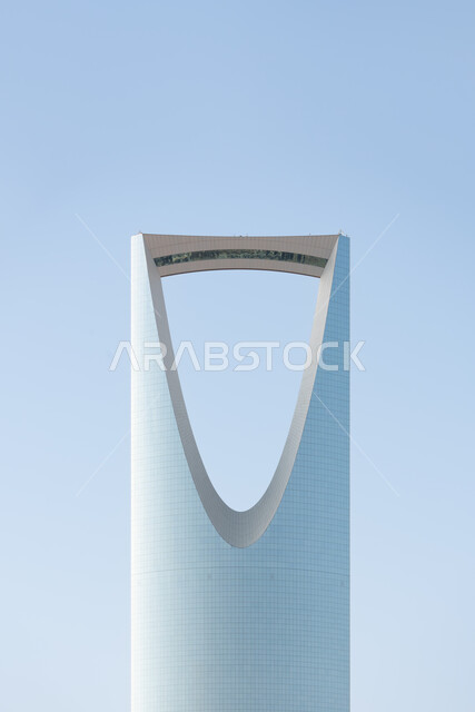 الفن الهندسي المعماري للمنشآت وناطحات السحاب في مدينة الرياض, صورة مقربة لمبنى برج المملكة في وقت النهار بالسعودية, العمل على تنمية وتطور الأبراج والمباني, أماكن ومعالم السياحة المشهورة