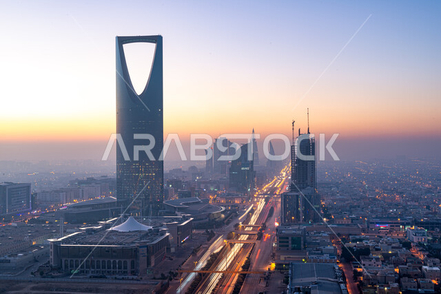 تطور البناء الهندسي في المملكة العربية السعودية, الواجهة السياحية لجذب الزوار من شتى أنحاء العالم, الفن المعماري المتطور لمبنى برج المملكة في مدينة الرياض, أماكن ومعالم السياحة المشهورة, ناطحات السحاب والمنشآت في وقت الغروب