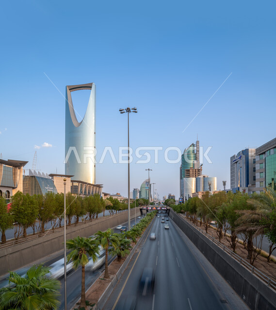المباني السكنية والتجارية في العاصمة, تطور وتنمية العمران بالمملكة العربية السعودية, حركة مرور السيارات في طريق الملك فهد, أشجار النخيل الخضراء، الهندسة المعمارية الفنية لمبنى برج المملكه في مدينة الرياض, معالم سياحية مشهورة في وقت النهار