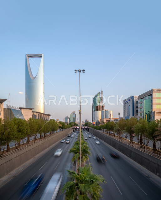 تنمية وتطور العمران بالمملكة العربية السعودية, حركة مرور السيارات في طريق الملك فهد, أشجار النخيل الخضراء، الهندسة المعمارية الفنية لمبنى برج المملكه في مدينة الرياض, معالم سياحية مشهورة في وقت النهار