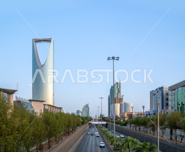 تطور وتنمية العمران بالمملكة العربية السعودية, حركة مرور السيارات في طريق الملك فهد, أشجار النخيل الخضراء، الهندسة المعمارية الفنية لمبنى برج المملكه في مدينة الرياض, معالم سياحية مشهورة في وقت النهار