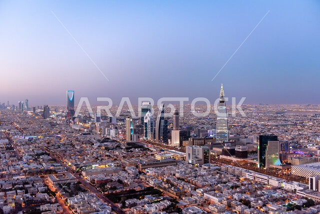 التصاميم المعمارية المتطورة لأشهر أبراج المدينة، أفق مدينة الرياض في وقت الغروب, ناطحات السحاب والمنشآت الحديثة, العمل على تنمية المباني الهندسية في السعودية, الواجهة السياحية لجذب الزوار من شتى أنحاء العالم, أماكن ومعالم السياحة المشهورة. 