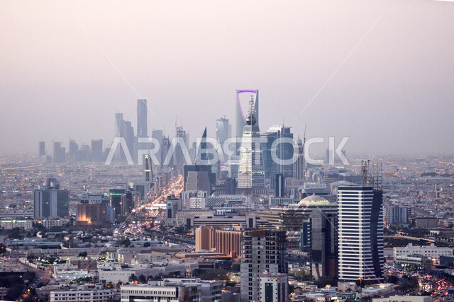 الفنون والتصاميم المعمارية المتطورة للأبراج، أفق مدينة الرياض في وقت الغروب, ناطحات السحاب والمنشآت, العمل على تنمية المباني الهندسية الحديثة في السعودية, الواجهة السياحية لجذب الزوار من شتى أنحاء العالم, أماكن ومعالم السياحة المشهورة. 