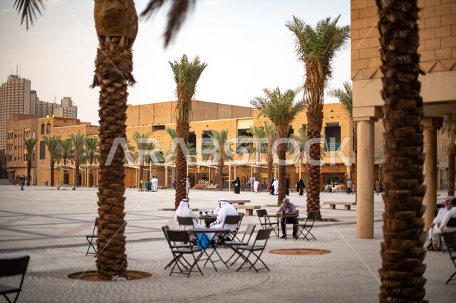 المعالم والمواقع الأثرية السياحية في السعودية، المباني الطينية والعمارات القديمة، العراقة والأصالة والتمسك بالتراث السعودي، المكانة التاريخية لحصن المصمك، ساحات منطقة قصر الحكم في مدينة الرياض، الملتقى الاجتماعي لسكان العاصمة، أشجار النخيل الخضراء