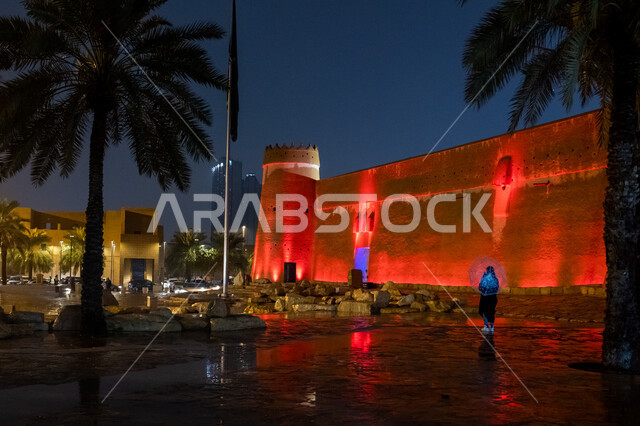 المباني الطينية والعمارات القديمة من التراث السعودي، ساحات منطقة قصر الحكم المضيئة ليلا في مدينة الرياض، الملتقى الاجتماعي لسكان العاصمة، المعالم والمواقع الأثرية السياحية في السعودية، المكانة التاريخية لمتحف المصمك، أشجار النخيل الخضراء