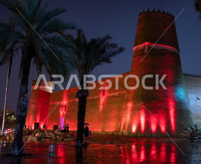 المباني الطينية والعمارات القديمة من التراث السعودي، ساحات منطقة قصر الحكم المضيئة ليلا في مدينة الرياض، الملتقى الاجتماعي لسكان العاصمة، المعالم والمواقع الأثرية السياحية في السعودية، المكانة التاريخية لمتحف المصمك، أشجار النخيل الخضراء