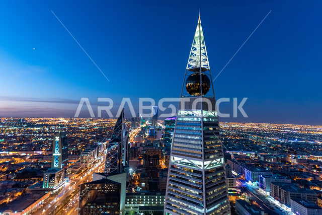 الفن الهندسي المعماري للمنشآت وناطحات السحاب, صورة مقربة لمبنى برج الفيصلية المضيء في وقت الليل بالسعودية, العمل على تنمية وتطور الأبراج والمباني, أماكن ومعالم السياحة المشهورة، الاستمتاع بالمناظر الليلية الهادئة, شوارع مدينة الرياض