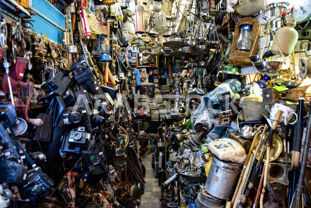 الأدوات العربية الشرقية مصنوعة من النحاس بأسلوب تقليدي, أنتيكا تراثية في الأسواق الشعبية في المملكة العربية السعودية, أماكن الجذب السياحي في حي الديرة بمدينة الرياض, الأصالة والمهن التقليدية السعودية في سوق الزل القديم