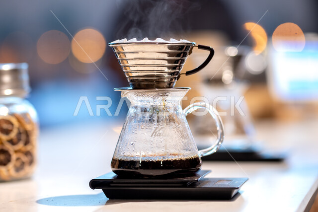  أدوات ومعدات إعداد القهوة المخمرة والمقطرة، صورة مقربة لفلتر القهوه الأمريكيه والمختصة, قمع ترشيح ووعاء زجاجي شفاف, مشروبات ساخنه لتحسين المزاج والشعور بالنشاط والحيوية 