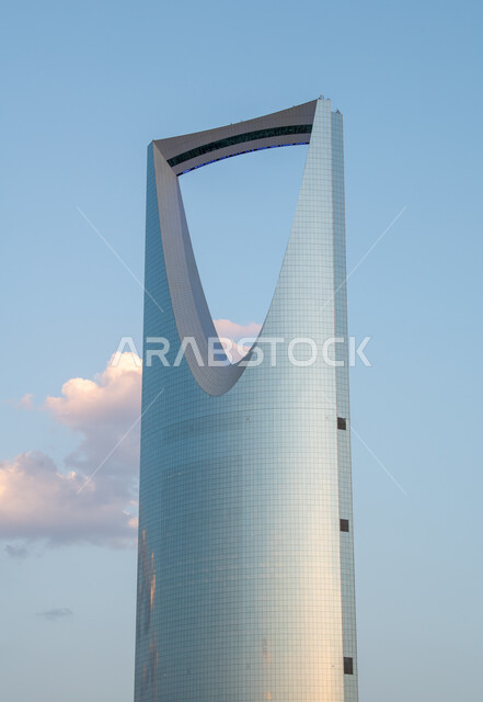 أماكن ومعالم السياحة المشهورة, الفن الهندسي المعماري للمنشآت وناطحات السحاب في مدينة الرياض, صورة مقربة لمبنى برج المملكة في وقت النهار بالمملكة العربية السعودية, العمل على تنمية وتطور الأبراج والمباني