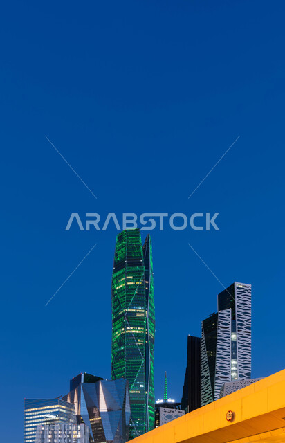 الفن الهندسي المعماري بالسعودية، صورة مقربة لمركز الملك عبد الله المالي (كافد) في مدينة الرياض، إضاءة باللون الاخضر احتفالا باليوم الوطني السعودي 23 سبتمبر، أبراج الرياض وناطحات السحاب تحتفل بيوم العلم السعودي 11 مارس