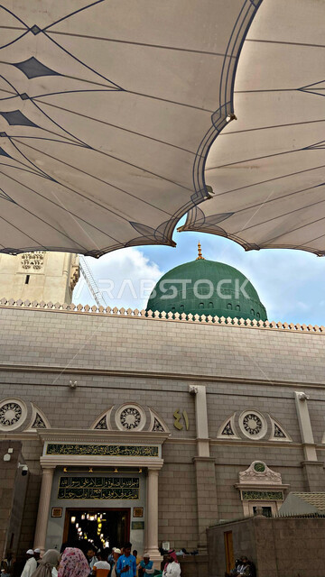 المظلات الالكترونية في ساحة المسجد النبوي الشريف في المدينة المنورة في المملكة العربية السعودية، العبادة والتقرب الى الله، أماكن إسلامية دينية مقدسة، المجمع الخارجي للحرم النبوي في المدينة المنورة
