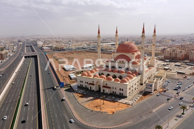 الفن الهندسي المعماري على الطراز العربي الاسلامي، أماكن ومعالم دينية مقدسة، تعبيد وتطوير شبكات النقل في الطرق والشوارع، مسجد الراجحي في حائل في حي الوسيطاء على طريق الملك فهد ،أهم التحف المعمارية الاسلامية في السعودية، منظر السماء مع الغيوم البيضاء وقت النهار