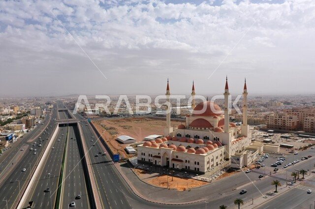 أماكن ومعالم دينية مقدسة،  تعبيد وتطوير شبكات النقل في الطرق والشوارع، مسجد الراجحي في حائل في حي الوسيطاء على طريق الملك فهد ،أهم التحف المعمارية الاسلامية في السعودية، العبادة والتقرب إلى الله نعالى، منظر السماء مع الغيوم البيضاء وقت النهار