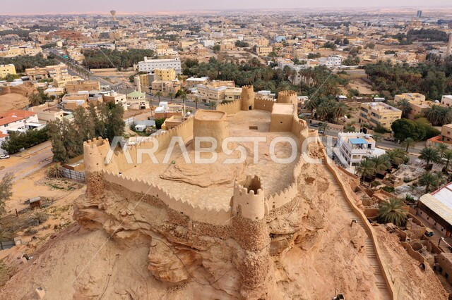 قلعه زعبل التراثية المبنية من الطين والحجارة في مدينة سكاكا ، حصن منيع و منشأه حربيه على مرتفعات منطقة الجوف ,المباني والبيوت السكنية في السعودية ،الفن الهندسي المعماري على الطراز القديم للمعالم التاريخية الأثرية في المملكة